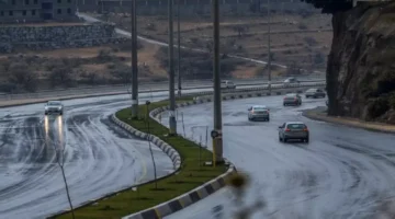 عاصفة مدمرة بالباحة.. تقرير يحذر من صواعق رعدية وانعدام تام للرؤية الأفقية